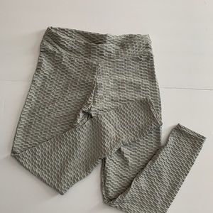 Leggings with booty enhancing rouching